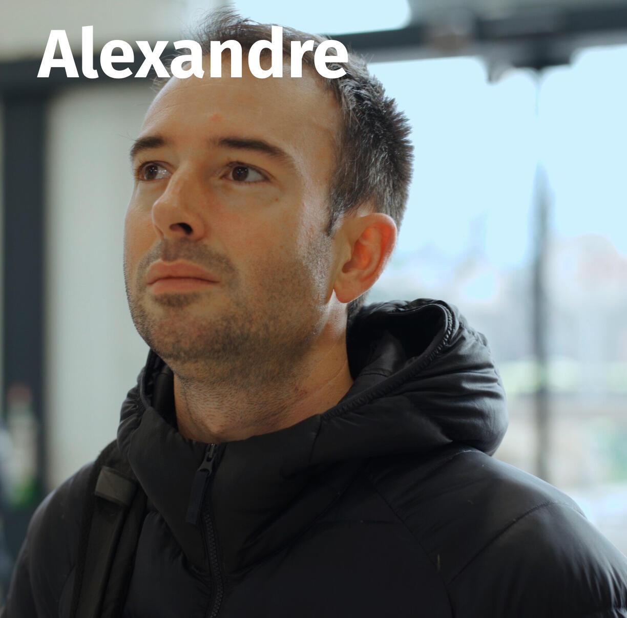 Lors d'un voyage au Canada, Alexandre découvre le défi du gaspillage alimentaire. Il crée alors son premier projet entrepreneurial pour y répondre. Aujourd'hui, il s'engage avec passion au service d'un nouvel enjeu : l'aide aux aînés !